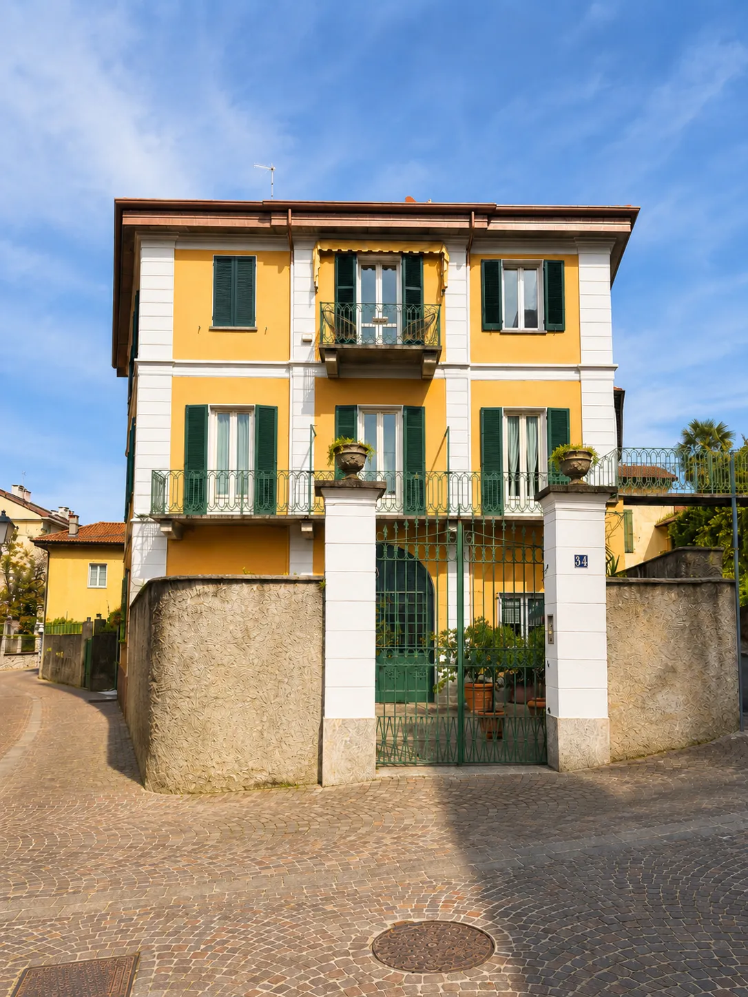 Facciata di Ca del Lac in Via Roma 84, Porto Valtravaglia